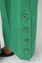 Completo tailleur verde chiaro Moda-Mania con giacca corta con tasche e pantaloni larghi, ideale per look elegante e confortevole.