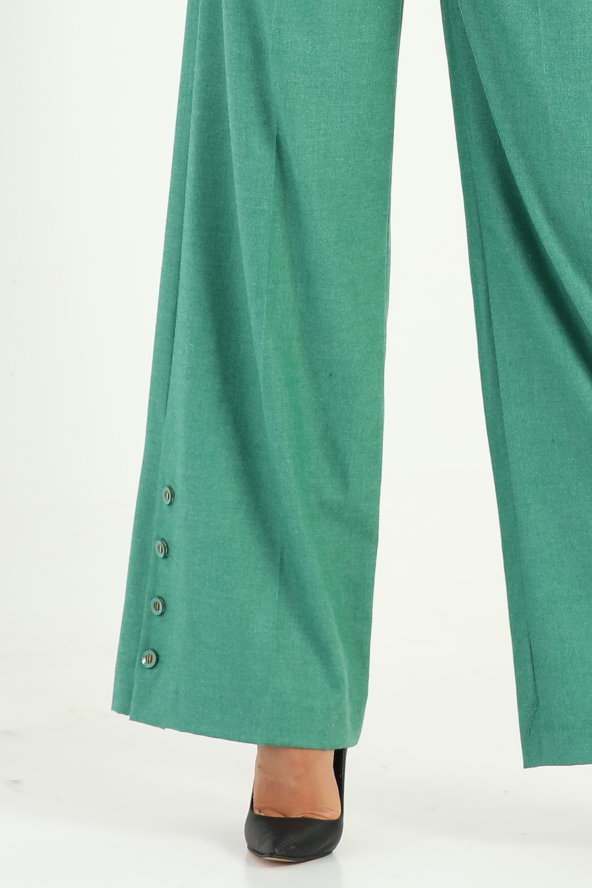 Completo tailleur verde chiaro Moda-Mania con giacca corta con tasche e pantaloni larghi, stile elegante e moderno.