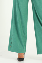 Completo tailleur verde chiaro Moda-Mania con giacca corta con tasche e pantaloni larghi, stile elegante e moderno.