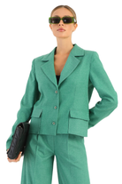 Completo tailleur verde chiaro Moda-Mania con giacca corta con tasche e pantaloni larghi, stile elegante e moderno.