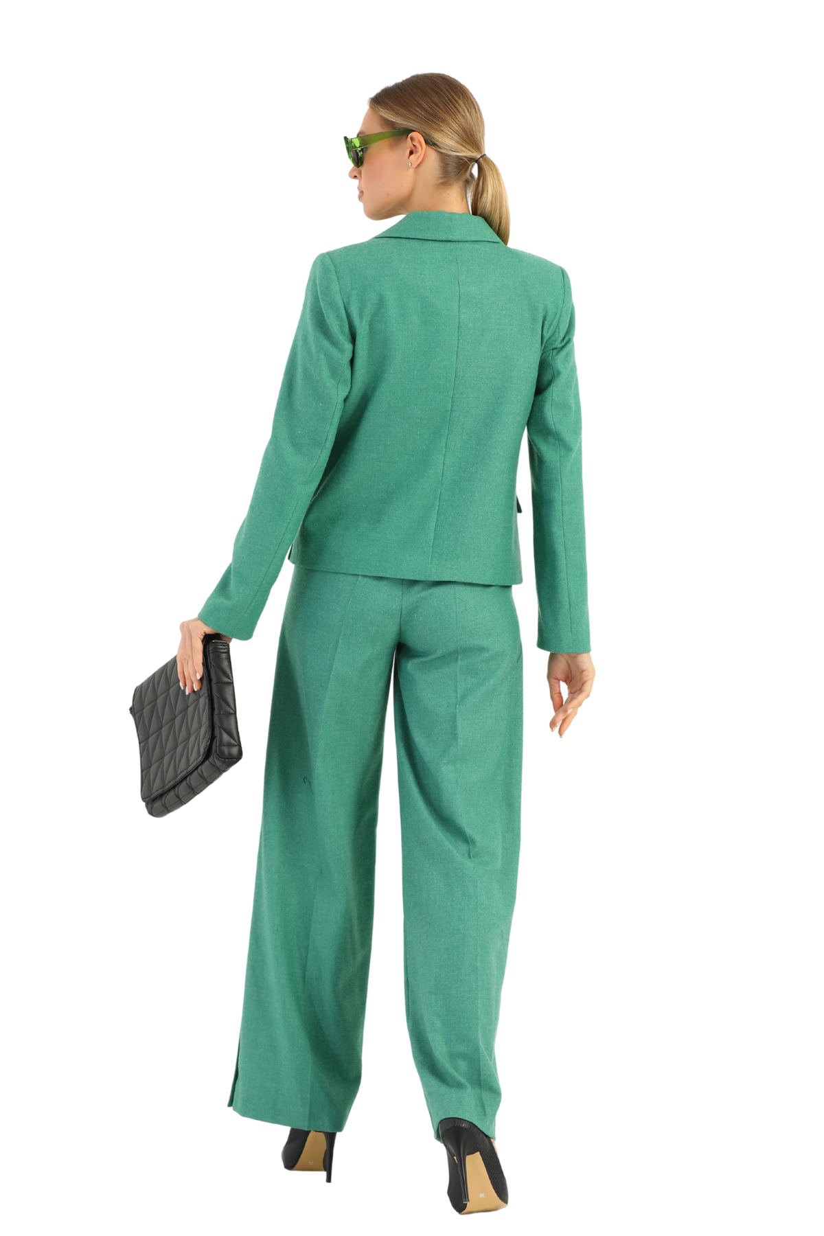 Completo tailleur Moda-Mania verde chiaro con giacca corta con tasche e pantaloni larghi, stile elegante e moderno.