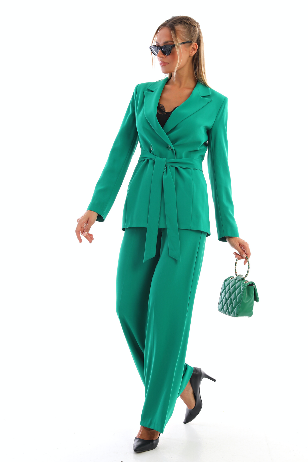 Completo tailleur verde Moda-Mania con giacca doppiopetto, cintura allacciabile e pantaloni larghi, stile elegante e raffinato.