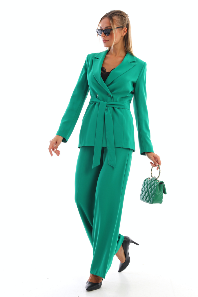 Completo tailleur verde giacca doppiopetto con cintura allacciabile e pantaloni larghi