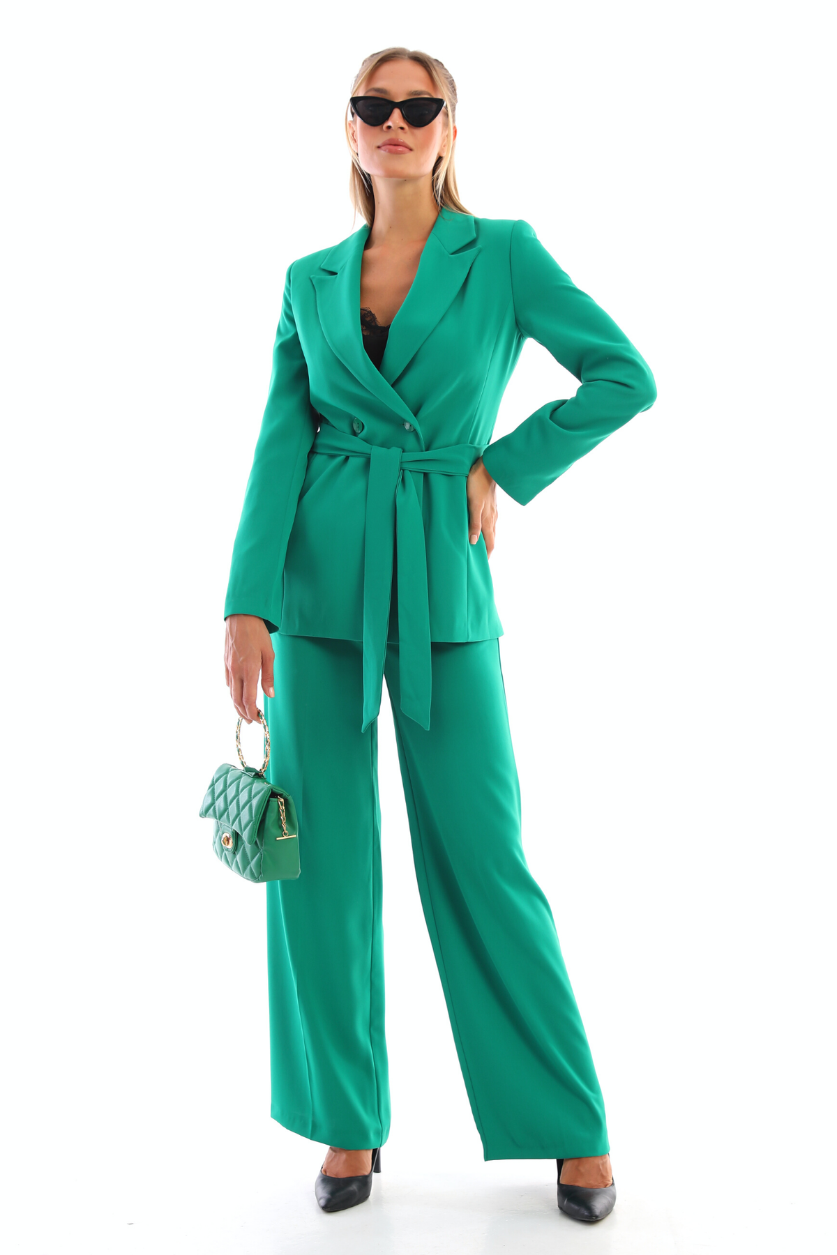 Completo tailleur verde Moda-Mania con giacca doppiopetto, cintura allacciabile e pantaloni larghi, stile elegante e moderno.