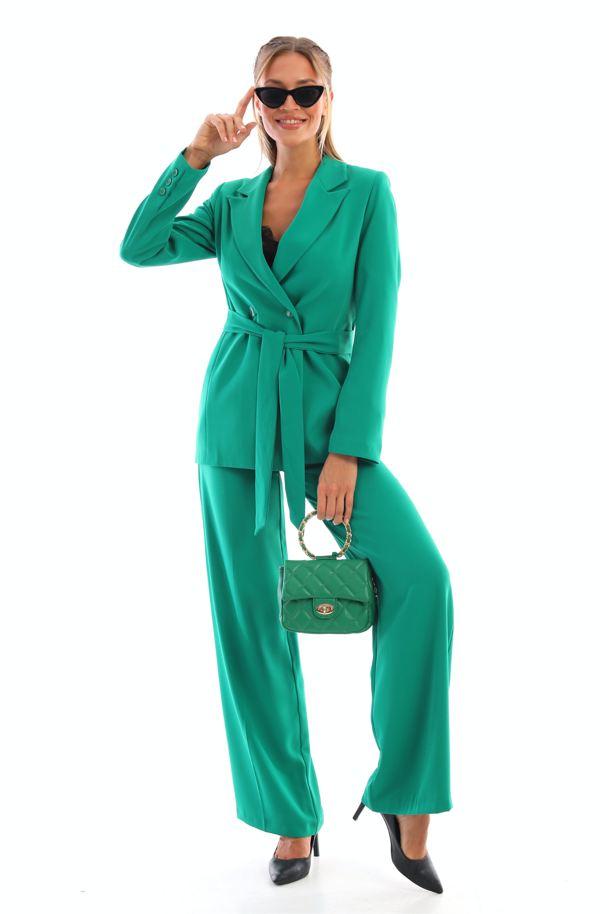 Completo tailleur verde Moda-Mania con giacca doppiopetto, cintura allacciabile e pantaloni larghi, stile elegante e moderno.