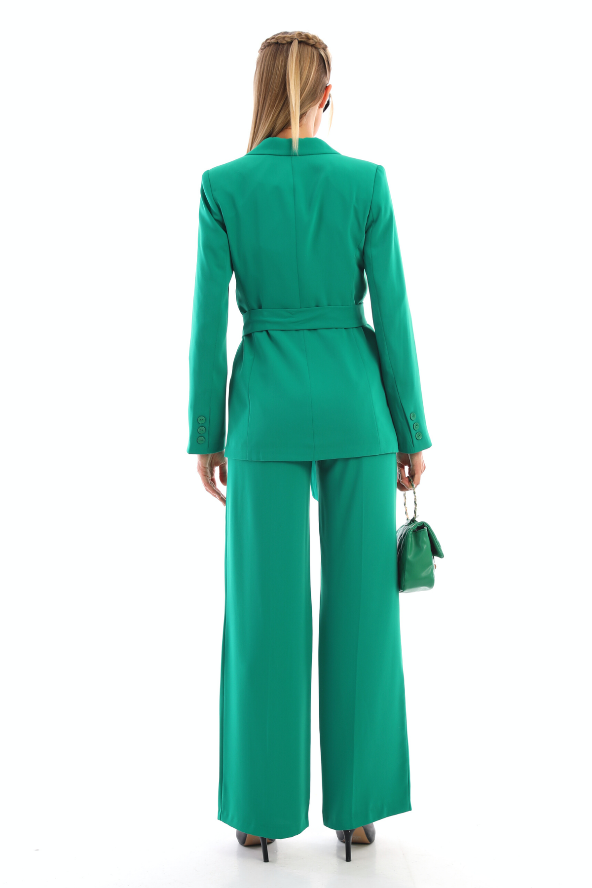 Completo tailleur verde Moda-Mania con giacca doppiopetto, cintura allacciabile e pantaloni larghi, stile elegante e moderno.
