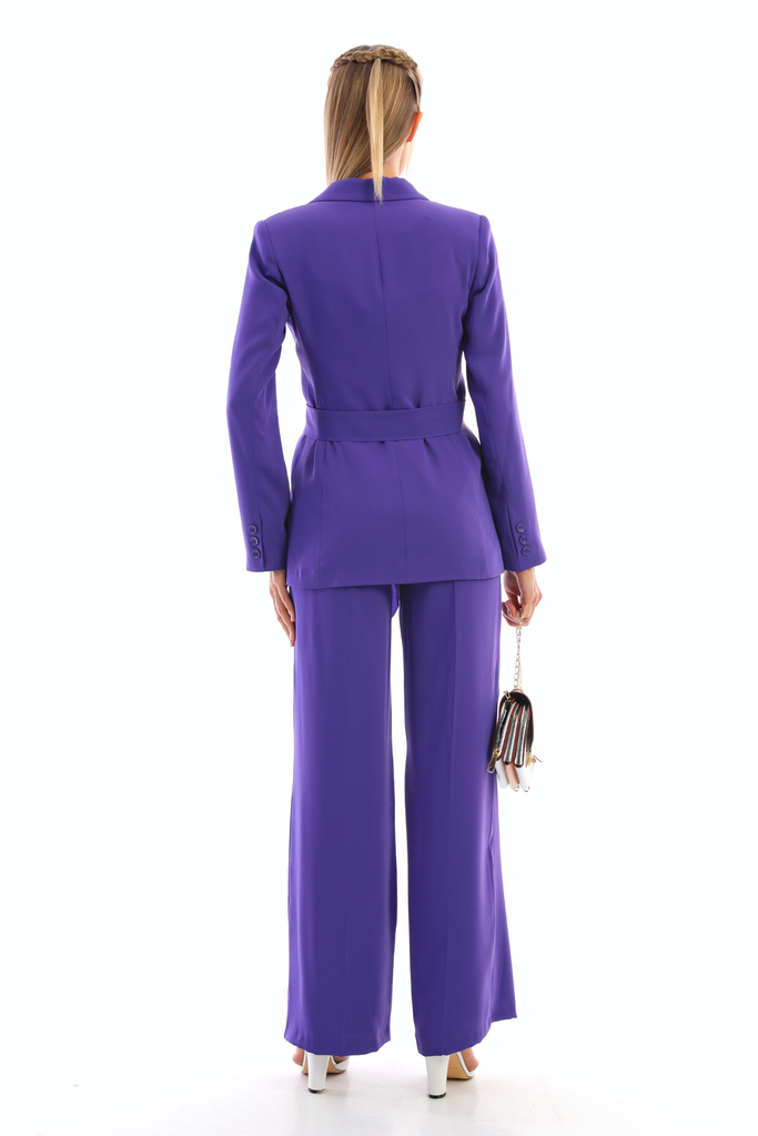 Completo tailleur viola giacca doppiopetto con cintura allacciabile e pantaloni larghi