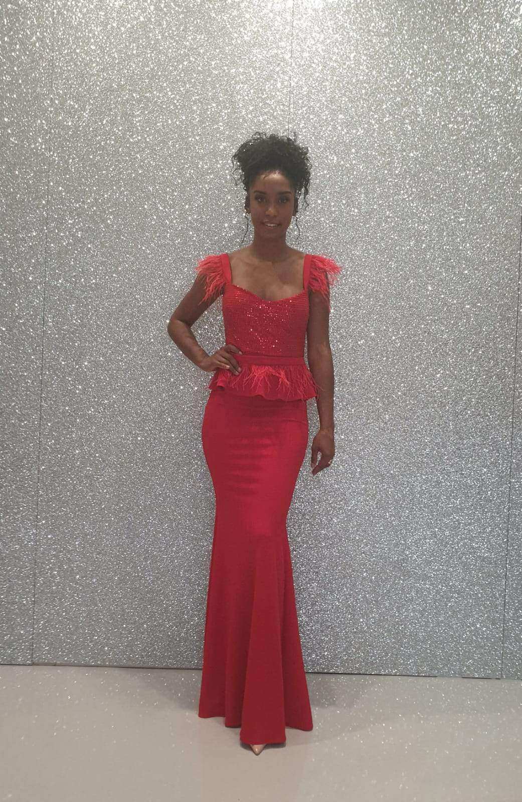Abito lungo rosso elegante Fofy con corpetto in paillettes, balza in vita e dettagli di piume, ideale per occasioni speciali