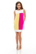 Abito casual senza maniche Fofy, linea dritta tricolore giallo, fucsia e bianco, con tasche laterali, abiti corti femminili.