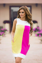 Abito casual senza maniche Fofy, linea dritta tricolore giallo, fucsia e bianco, con tasche laterali, per look estivo.