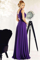 Abito lungo viola svasato Fofy in velo con scollatura a V, fianchi aperti e inserti in tulle, elegante e femminile.