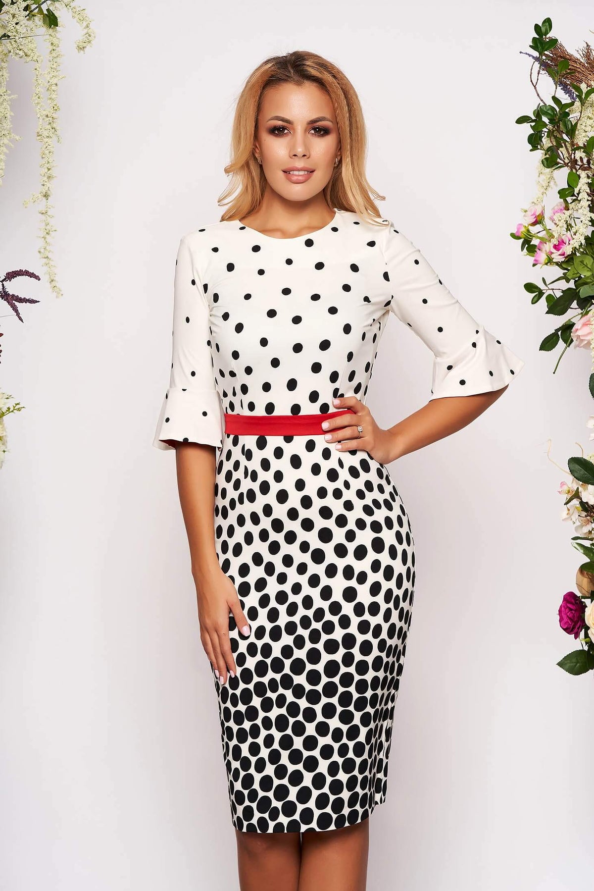 Abito tre quarti bianco Fofy con fantasia a pois neri, cintura rossa e maniche a volants, perfetto per look estivi eleganti.