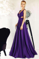 Abito lungo viola svasato Fofy in velo con scollatura a V, fianchi scoperti e inserti in tulle, elegante e femminile.