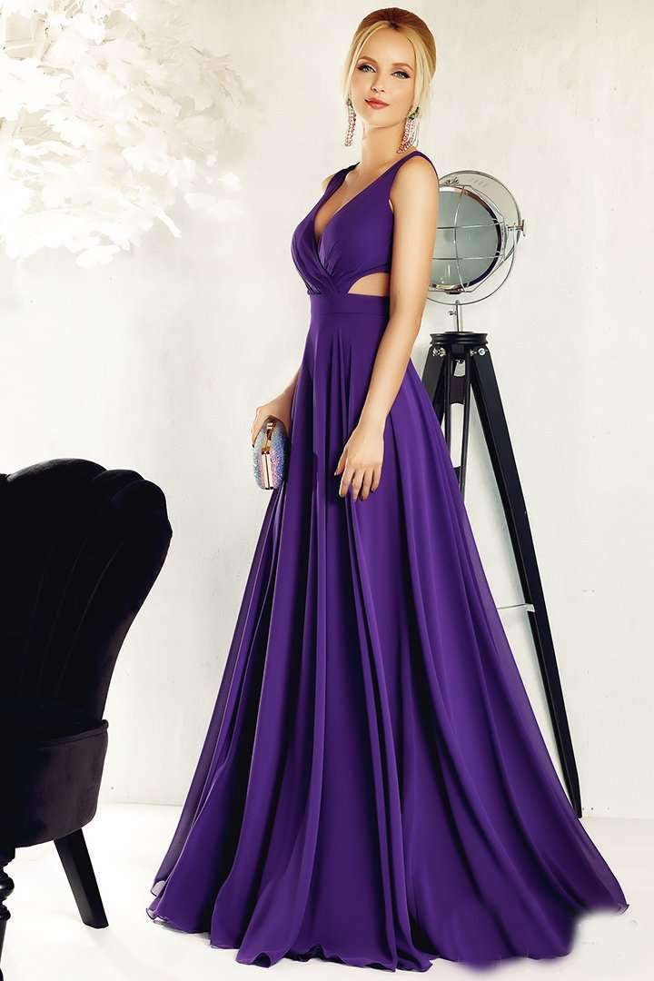 Abito lungo viola svasato Fofy in velo con scollatura a V, fianchi scoperti e inserti in tulle, elegante e femminile.