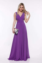 Abito lungo viola svasato Fofy in velo con scollatura a V, fianchi aperti e inserti in tulle, elegante e femminile.