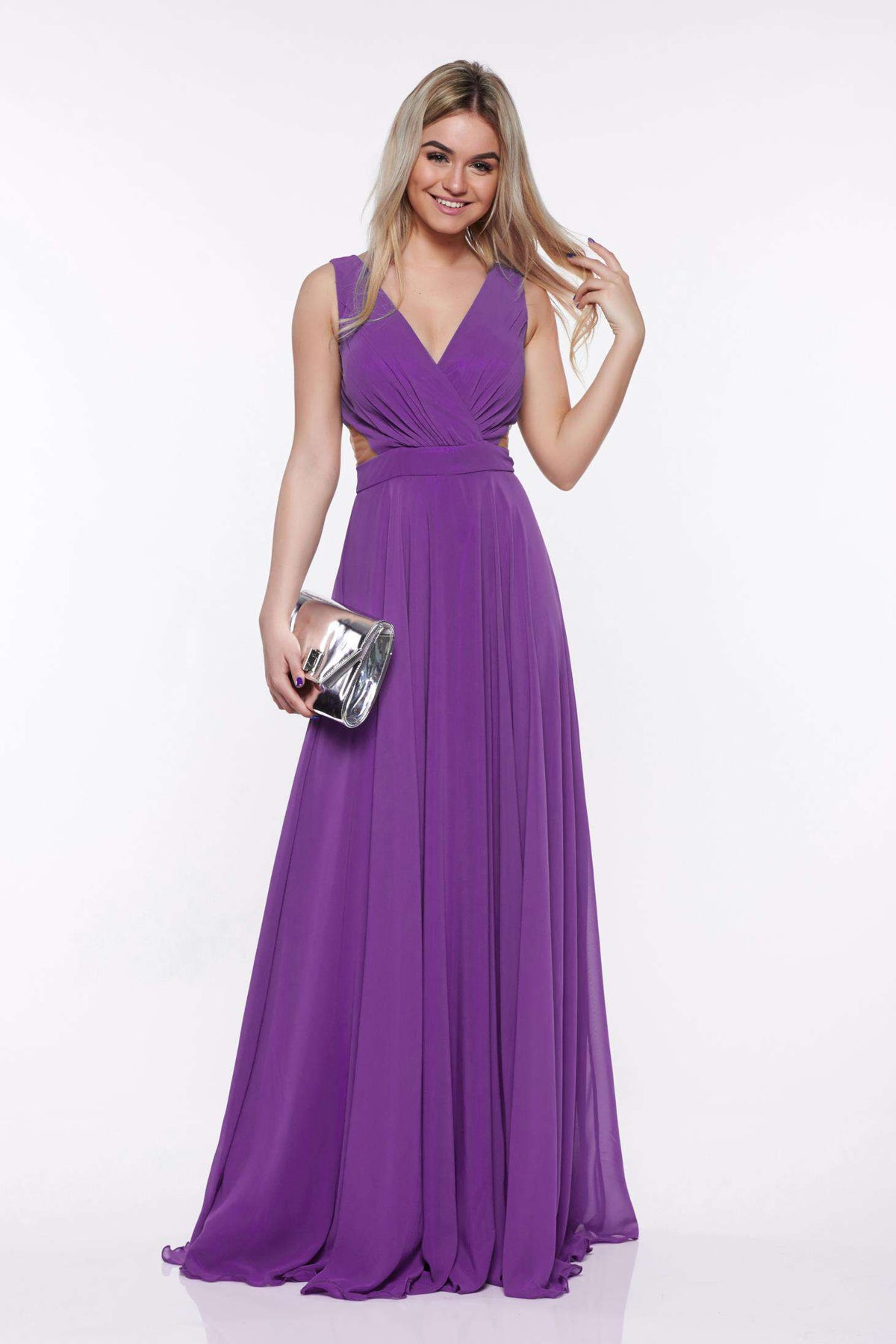 Abito lungo viola svasato Fofy in velo con scollatura a V, fianchi aperti e inserti in tulle, elegante e femminile.