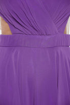 Abito lungo viola svasato Fofy in velo con scollatura a V, fianchi aperti e inserti in tulle, elegante e raffinato.