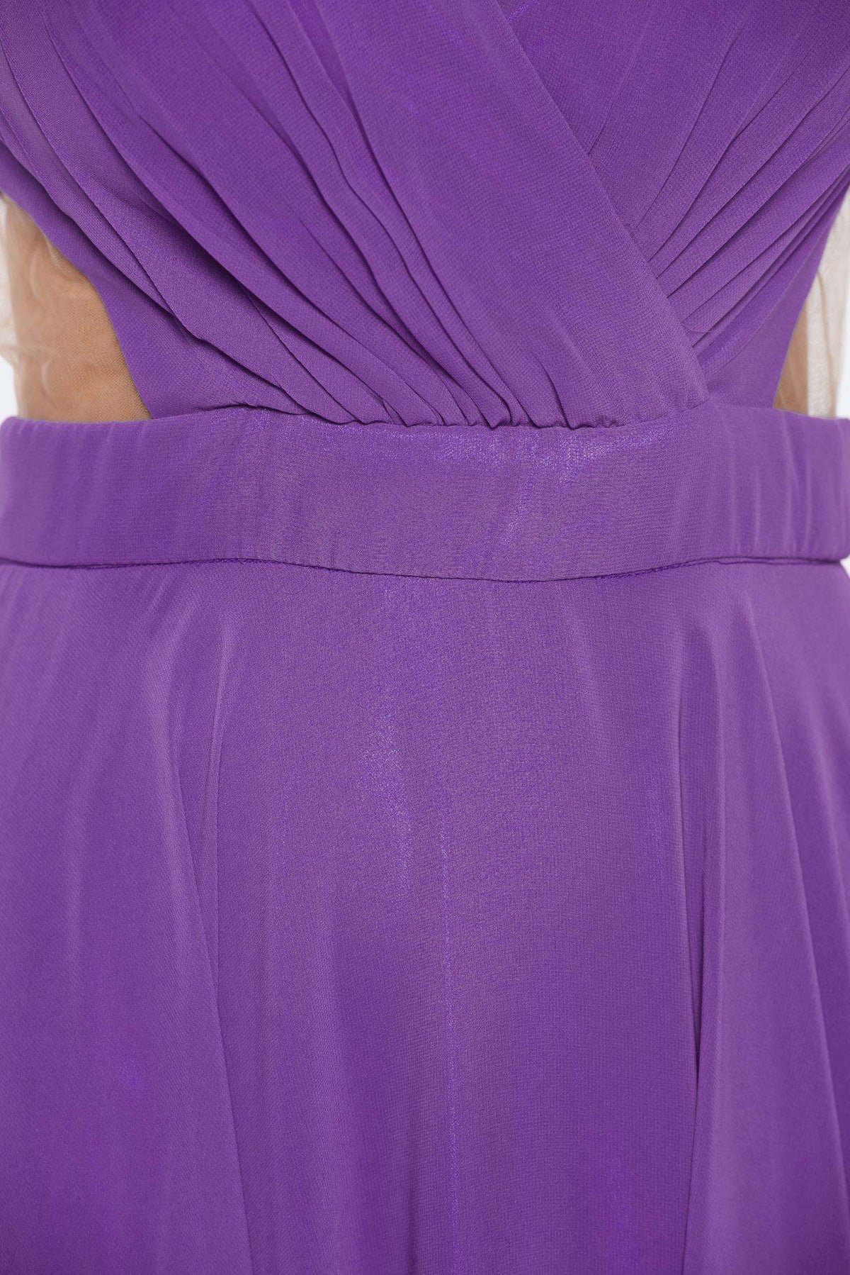 Abito lungo viola svasato Fofy in velo con scollatura a V, fianchi aperti e inserti in tulle, elegante e raffinato.