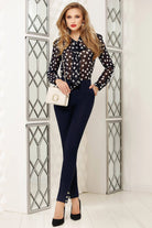 Blusa in velo blu notte Fofy con fantasia pois bianchi, fiocco allacciabile al collo, modello elegante e femminile.