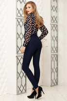 Blusa in velo blu notte Fofy con fantasia a pois bianchi, fiocco allacciabile al collo, dettaglio elegante e femminile.