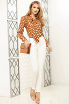 Blusa in velo color cammello Fofy con fantasia pois bianchi e fiocco allacciabile al collo, dettaglio elegante e femminile.