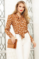 Blusa Fofy in velo color cammello con fantasia pois bianchi e fiocco allacciabile al collo, dettagli eleganti e femminili.