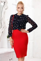Blusa in velo Fofy a fantasia pois bianchi su sfondo blu notte, con dettaglio di tessuto leggero e stile elegante.