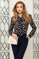 Blusa in velo blu notte Fofy con fantasia a pois bianchi e fiocco allacciabile al collo, elegante e leggera.