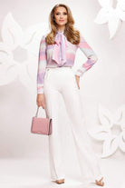 Blusa a fantasia in tonalità pastello lilla e rosa di Fofy, in voile, con sciarpa annodata, stile femminile e delicato.