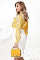Blusa gialla a fantasia Fofy, morbido tessuto con collo annodato, vista frontale, dettagli del design e tessuto.