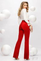Camicia body bianca Fofy con dècollète, polsini in pizzo e spilla accessorio, tessuto morbido e dettaglio elegante.