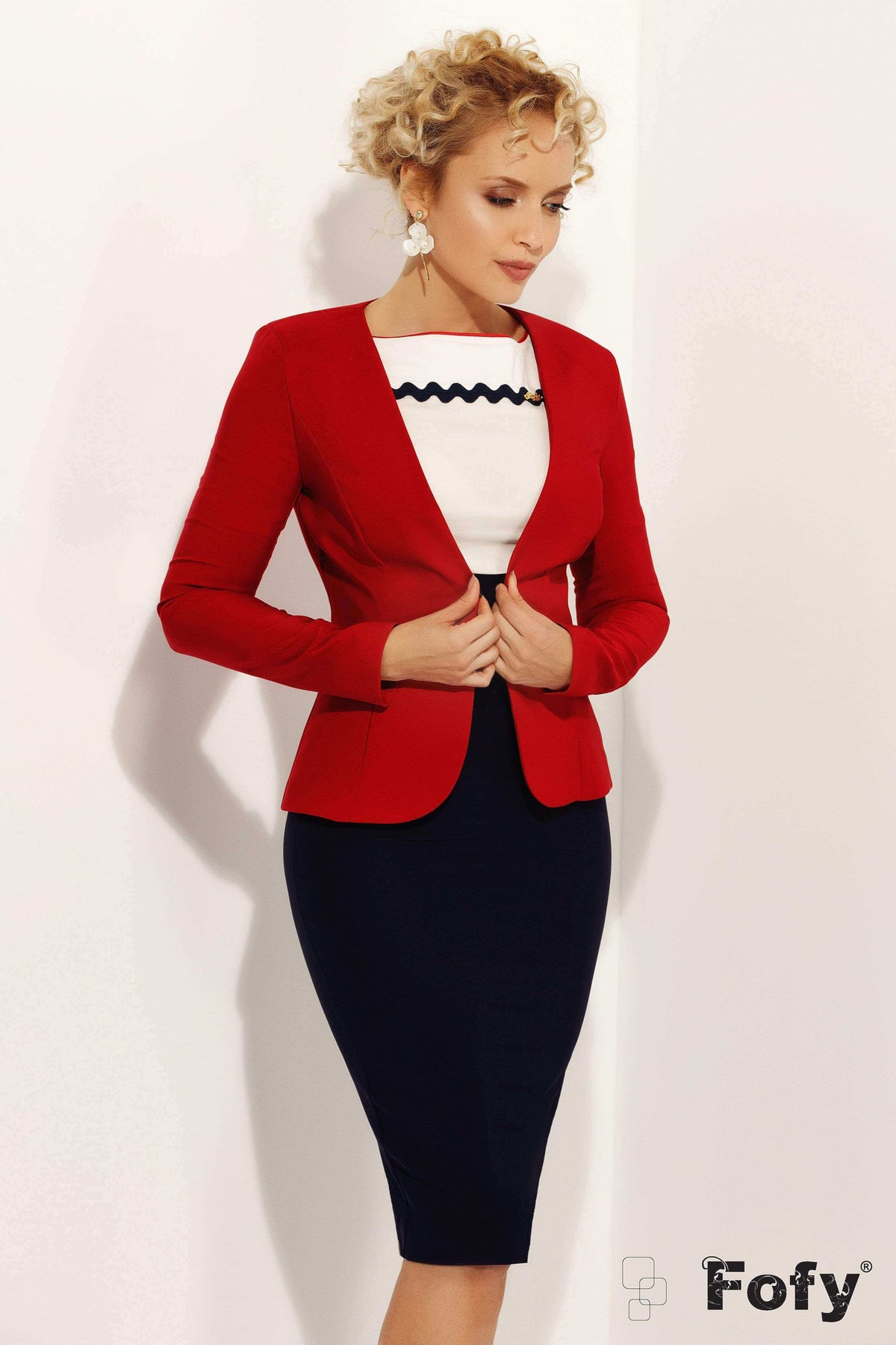 Camicia office bianca Fofy con dettagli zig zag blu notte e scollatura rotonda rossa, tessuto elegante e moderno.