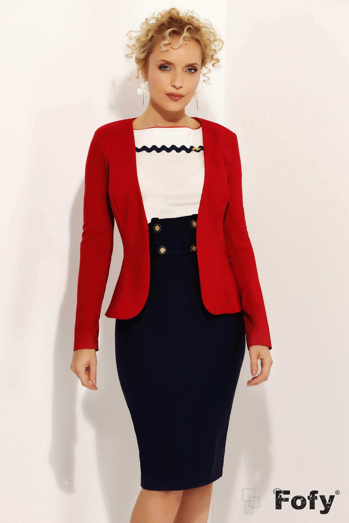 Camicia office bianca Fofy con rifiniture zig zag blu notte e scollatura rossa, maniche lunghe, tessuto leggero e stile elegante