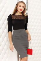 Camicia nera Fofy con inserto in tulle a pois, maniche a sbuffo tre quarti, stile elegante e femminile.