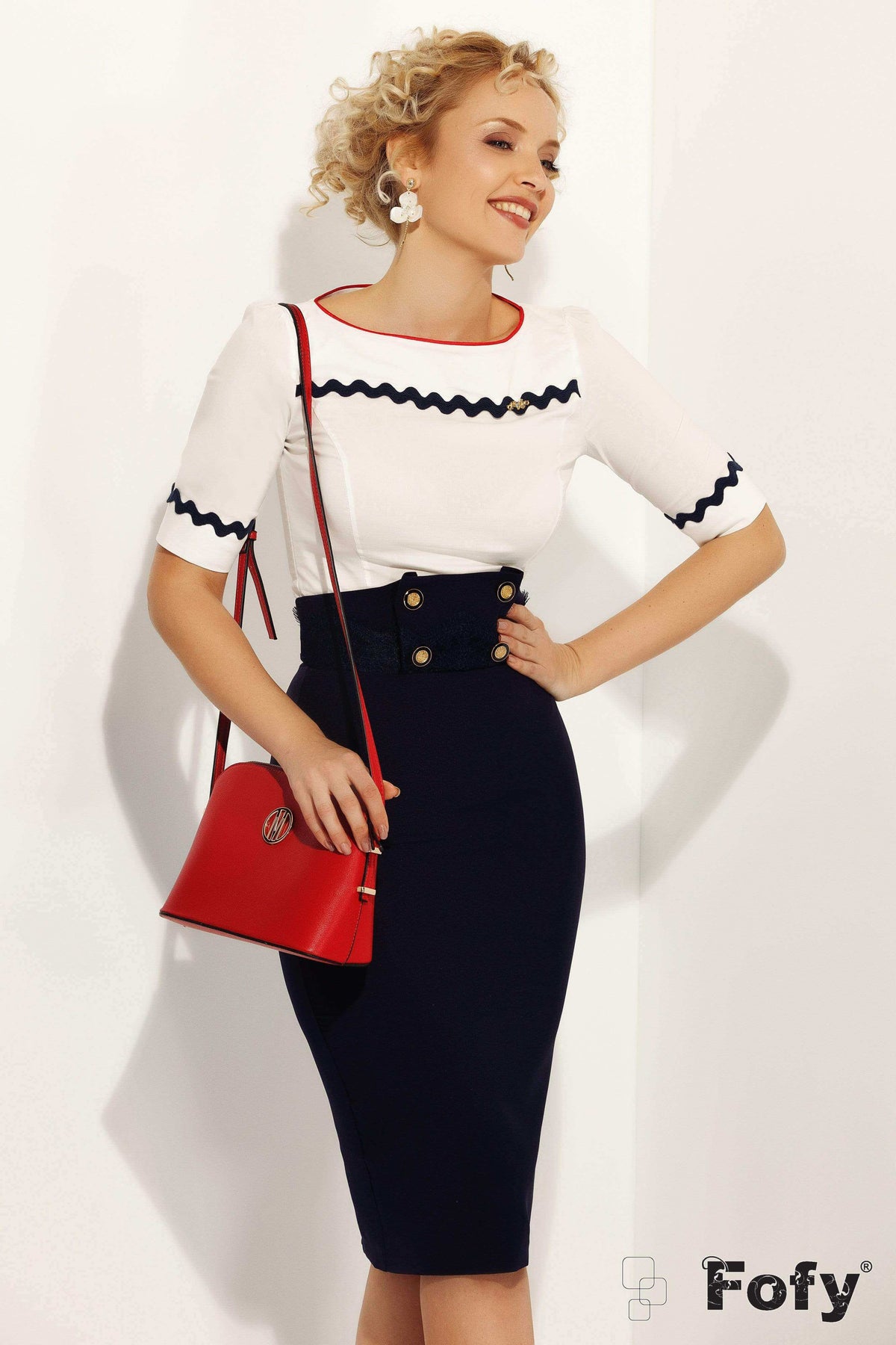 Camicia bianca Fofy da ufficio con rifiniture zig zag blu notte e scollatura rossa, maniche lunghe e tessuto elegante.