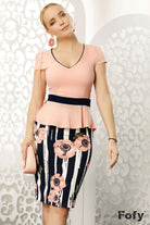 Completo office Fofy con camicia rosa con balza in vita e gonna a righe e fiori rosa, perfetto per look eleganti e professionali.