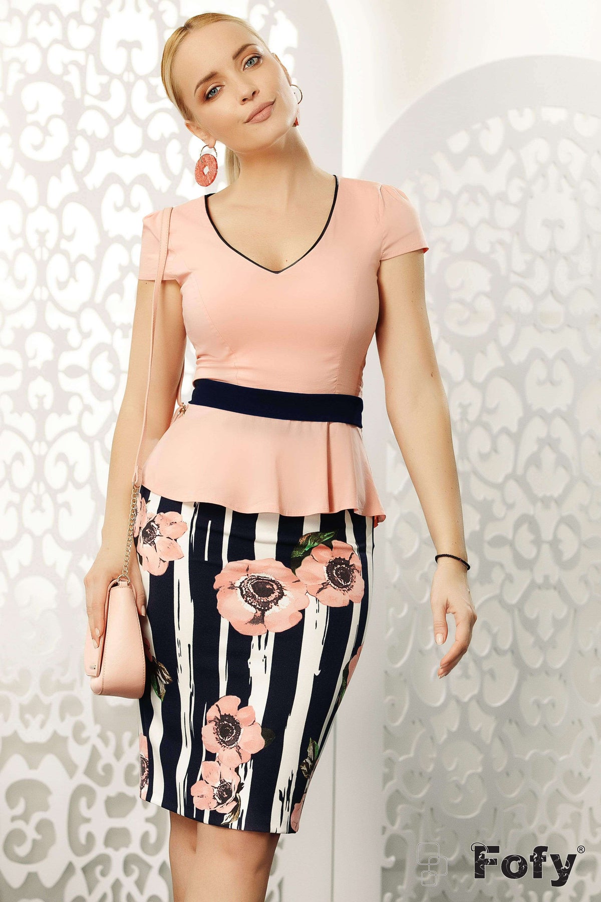 Completo office Fofy con camicia rosa con balza in vita e gonna a righe e fiori rosa, perfetto per look eleganti e professionali.