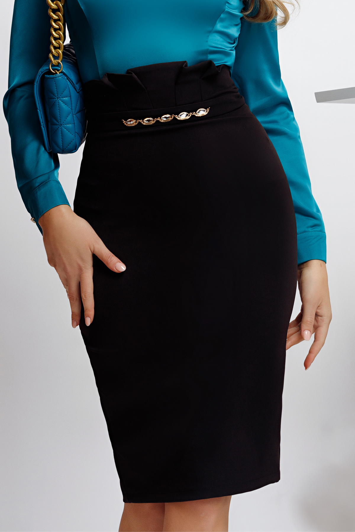 Gonna nera a tre quarti Fofy con vita alta e accessorio dorato, tessuto elegante e stile moderno, vista frontale.