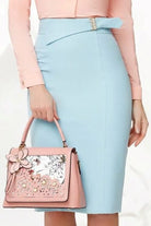 Gonna a tre quarti celeste Fofy a vita alta con cinturino e accessorio dorato, tessuto leggero e stile elegante.