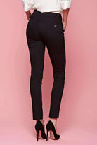 Pantalone lungo nero Fofy con modello a quattro tasche e accessorio dorato in vita, abbigliamento elegante donna