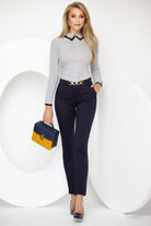 Pantaloni classici eleganti blu notte Fofy con quattro tasche, vita alta e dettagli accessoriati, visibili in immagine.