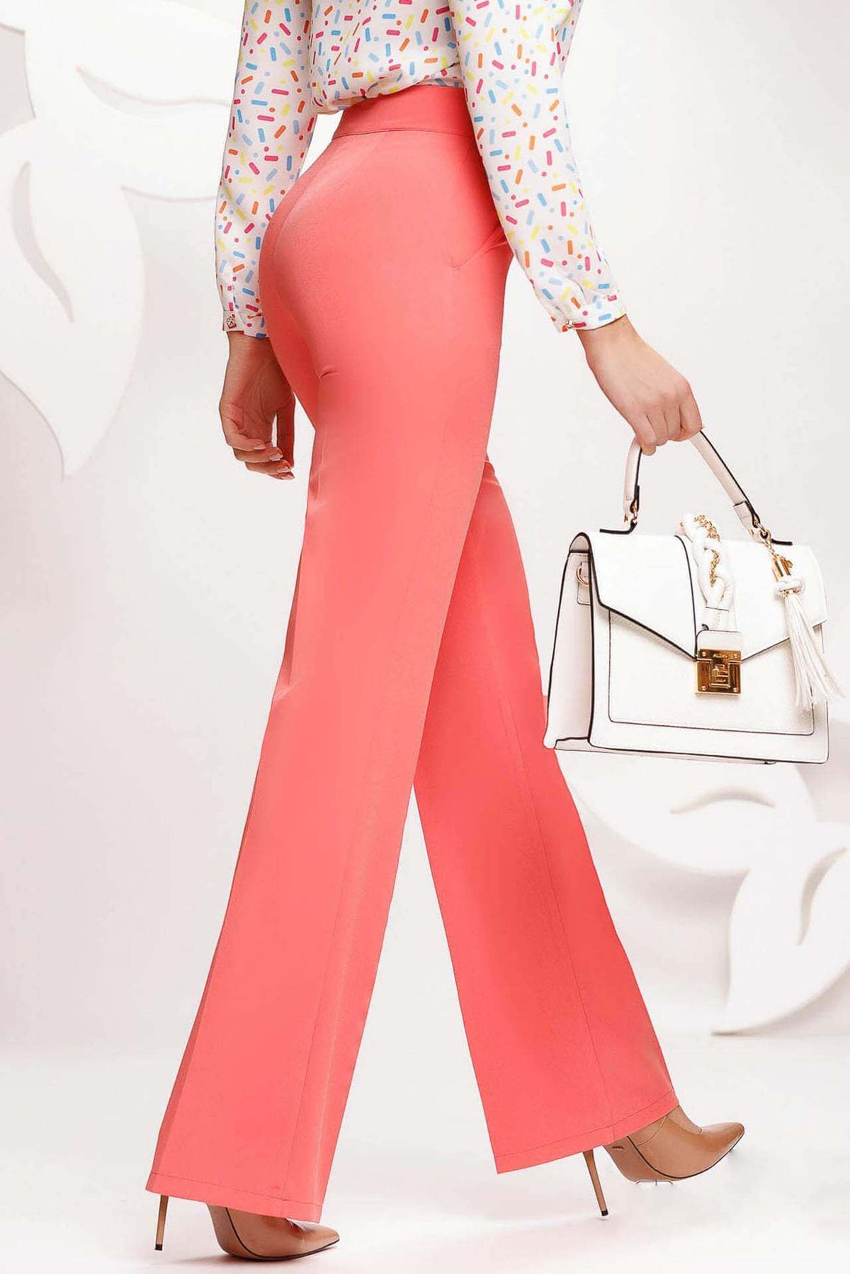 Pantaloni eleganti Fofy corallo a vita alta con accessorio dorato e gamba dritta, mostrati in primo piano.