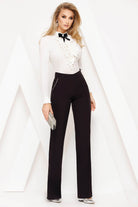 Pantaloni neri eleganti Fofy a vita alta, gamba larga, con tasche laterali e rifiniture in starss, visibili in dettaglio.