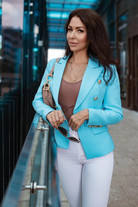 Giacca da tailleur doppiopetto azzurro Moda-Mania, foderata con bottoni decorativi dorati e dettagli eleganti.