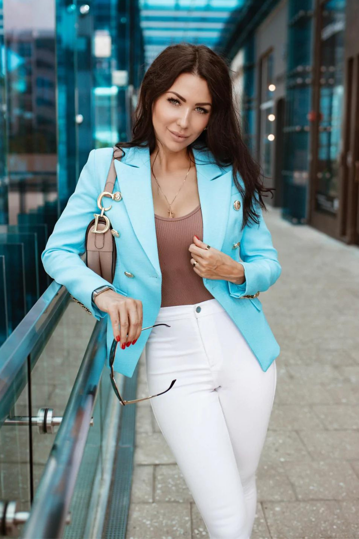 Giacca da tailleur doppiopetto azzurro Moda-Mania con interno foderato, bottoni decorativi dorati e dettagli eleganti.