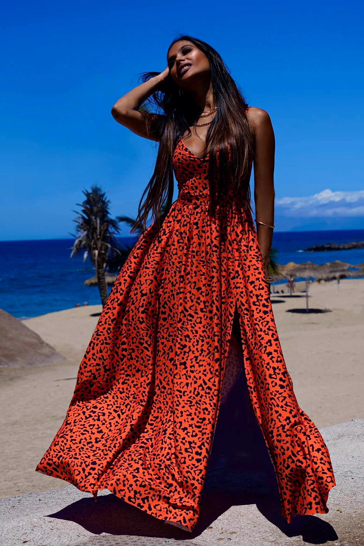 Abito lungo estivo arancione svasato con fantasia maculata nera e spacchi laterali, Moda-Mania, abiti lunghi femminili.