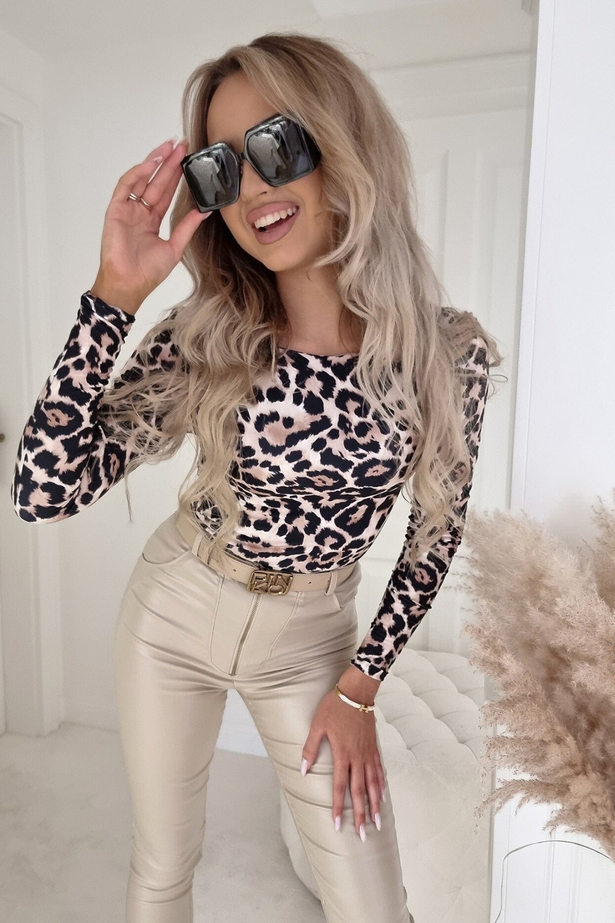 Maglia a stampa maculata beige e marrone di Moda-Mania con scollo e schiena a V reversibile, tessuto leggero e alla moda.