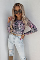 Maglia a stampa pitonata beige e marrone di Moda-Mania con scollo a V reversibile, vista frontale e dettaglio della stampa animale.