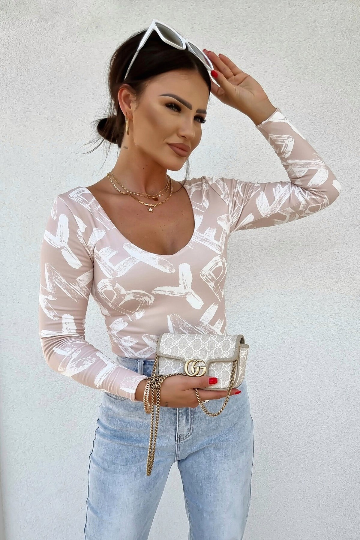 Maglia beige stampa lettere con scollo e schiena a V reversibile, blusa di Moda-Mania, dettagli in tessuto morbido e versatile