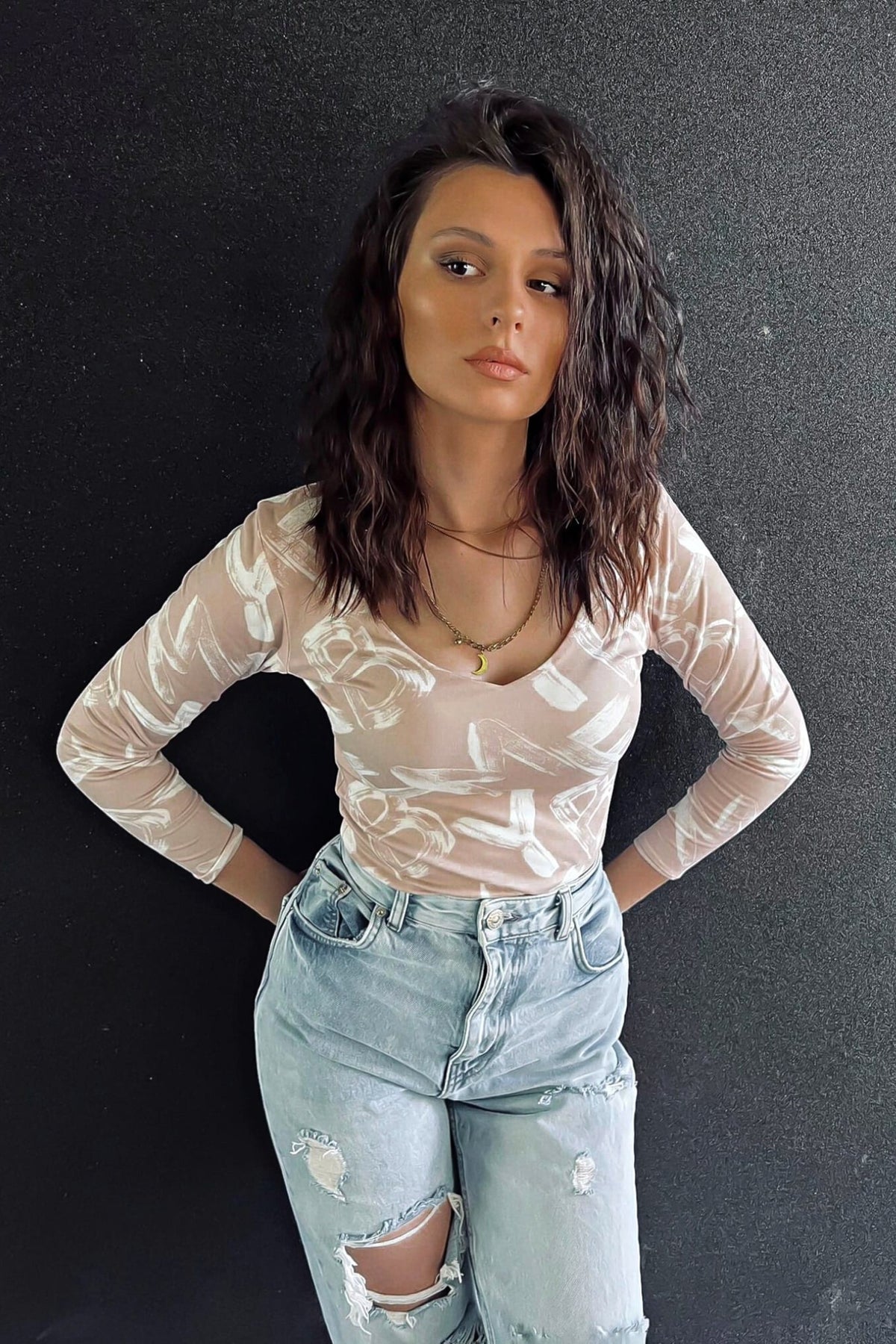 Maglia beige a stampa lettere con scollo a V reversibile, blusa Moda-Mania, dettaglio di design su fronte e schiena.